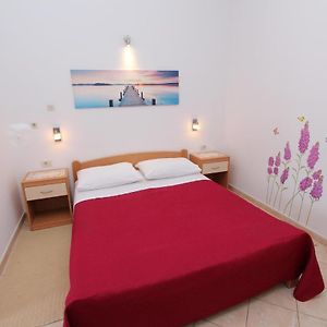 Zimmer mit Kingsize-Bett